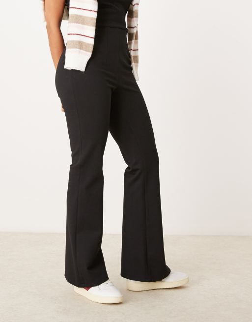 Vero Moda – Czarne dopasowane spodnie dzwony ze stretchem | ASOS