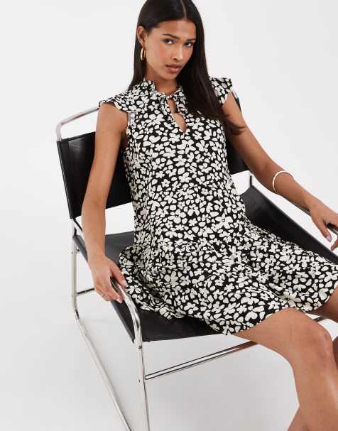 Vero Moda – Czarno-biała luźna warstwowa sukienka mini z wiązaniem przy szyi w kwiatowy wzór - view 1