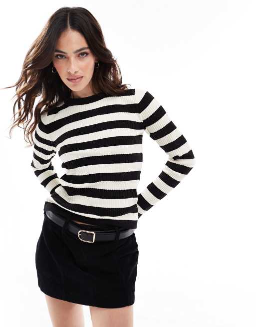 Vero Moda – Czarno-biały prążkowany sweter o obcisłym kroju w paski