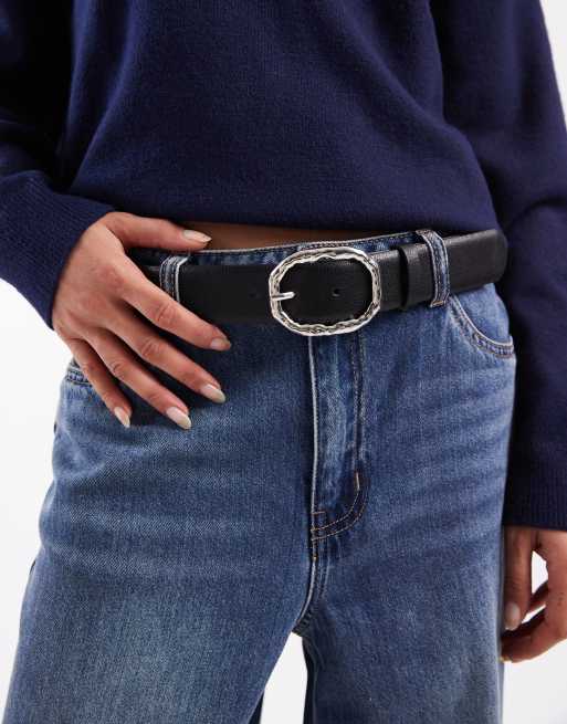 Vero Moda – Czarny pasek z imitacji skóry z młotkowaną metalową klamrą w odcieniu złota