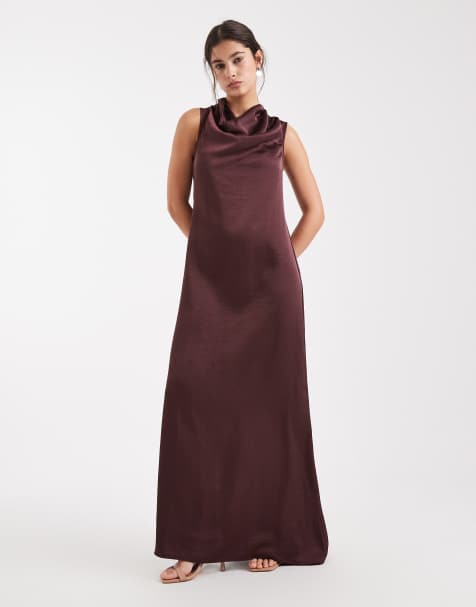 Vero Moda – Czekoladowa satynowa sukienka maxi z drapowanym dekoltem - view 1
