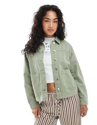 Vero Moda - Denim-Hemdjacke in khakigrüner Waschung mit Vordertaschen