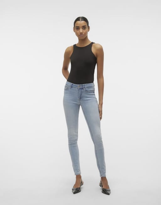 Vero Moda – Dopasowane jasnoniebieskie jeansy