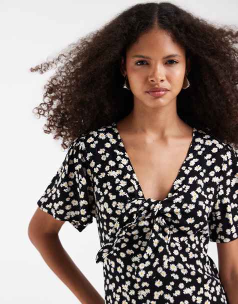Vero Moda – Easy Joy – Kurzärmliges Minikleid in Schwarz mit Gänseblümchenmuster und Schleife vorne - view 1