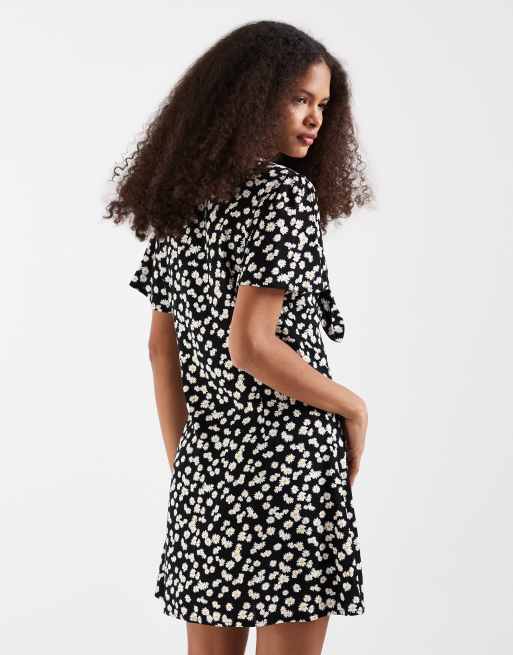 Vero Moda – Easy Joy – Kurzärmliges Minikleid in Schwarz mit Gänseblümchenmuster und Schleife vorne, 4 von 4