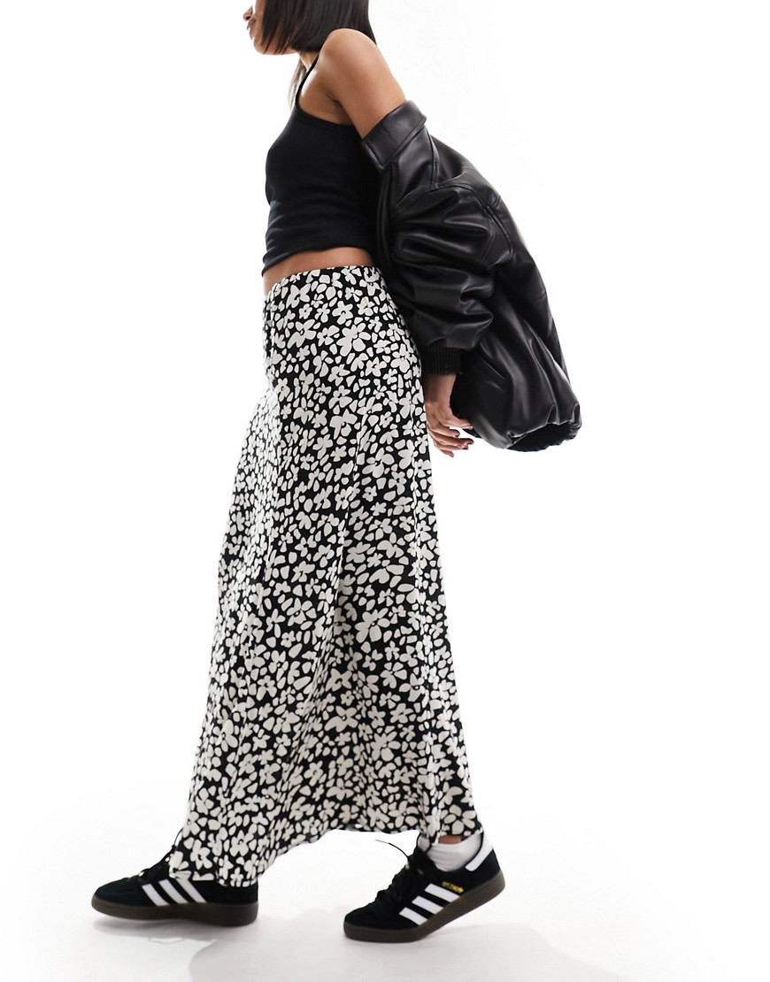 Vero Moda elasticated waistband maxi skirt in mono floral-Black