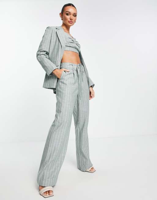 Vero Moda – Elegante, gestreifte Anzughose in Grau mit weitem Bein und Bindegürtel in der Taille