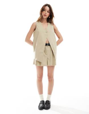 Vero Moda – Elegante Longline-Weste und schmal geschnittene Shorts mit Bundfalte in Beige - view 1