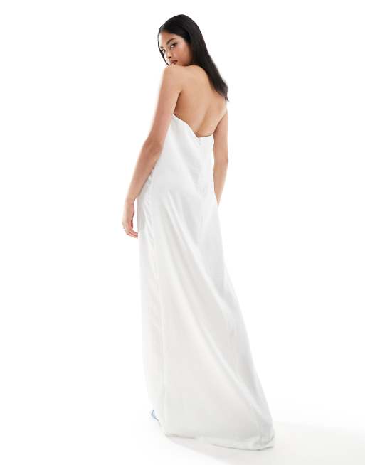 Vero Moda – Fakturowana satynowa sukienka maxi z dekoltem bandeau w kolorze złamanej bieli