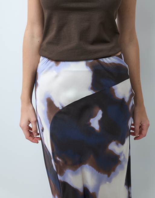Vero Moda falda maxi satinada con cintura asimétrica y estampado acuarela marrón, 3 de 5