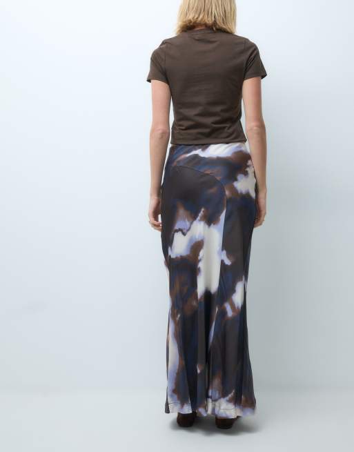 Vero Moda falda maxi satinada con cintura asimétrica y estampado acuarela marrón, 5 de 5
