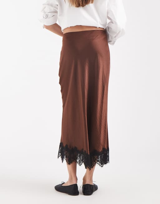 Vero Moda - Falda midi satinada con bajo de encaje en marrón, 3 de 5