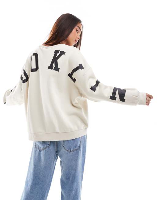 Vero Moda- Felpa color crema con spalle scese e scritta "New York Brooklyn", 2 di 4
