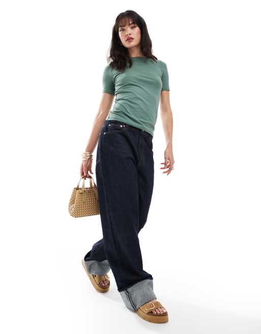 Vero Moda – Figurbetontes T-Shirt in Khaki mit U-Boot-Ausschnitt, 2 von 4