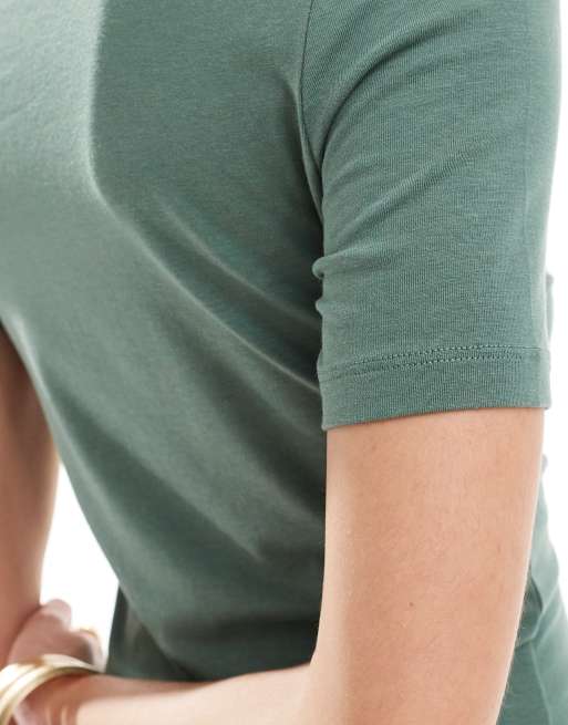 Vero Moda – Figurbetontes T-Shirt in Khaki mit U-Boot-Ausschnitt, 4 von 4