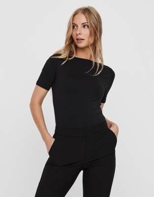 Vero Moda - Figurbetontes T-Shirt in Schwarz mit U-Boot-Ausschnitt