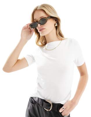 Vero Moda - Figurbetontes T-Shirt in Weiß mit U-Boot-Ausschnitt