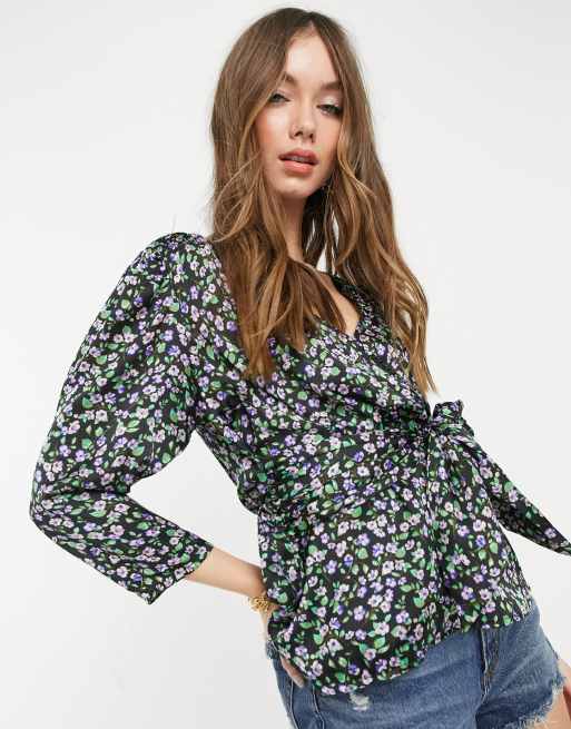 Vero Moda – Fioletowa kopertowa bluzka w kwiaty z bufkami i głębokimi mankietami