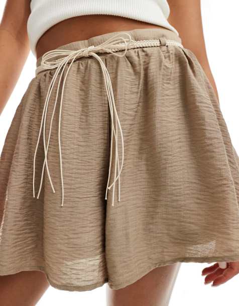 Vero Moda - Flagrende festivalshorts med flettet bindebælte i beige - view 1
