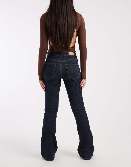 Vero Moda – Flash – Ciemnoniebieskie jeansy z rozszerzanymi nogawkami i średnim stanem, 2 z 5
