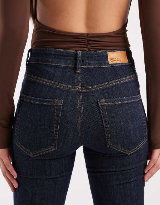 Vero Moda – Flash – Ciemnoniebieskie jeansy z rozszerzanymi nogawkami i średnim stanem, 4 z 5