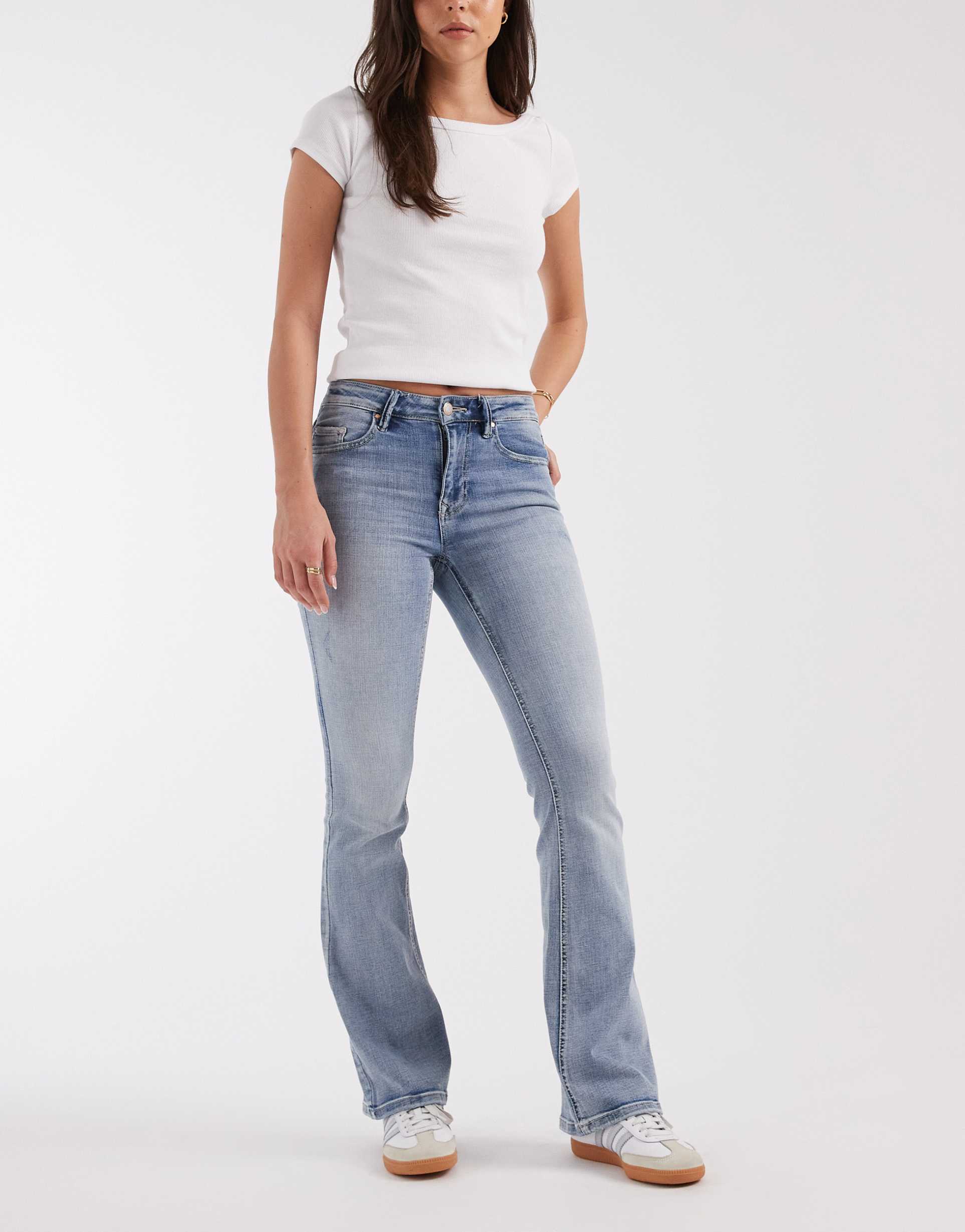 vero moda flash mid rise flare jeans in light blue wash
