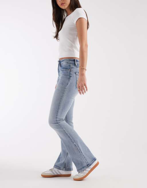 Vero Moda Flash mid rise flare jeans in light blue wash, 3 of 5