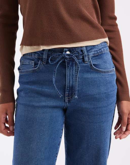 Vero Moda Flora High-Rise Straight-Leg-Jeans mit Gürtel in mittelblauem Denim, 5 von 5