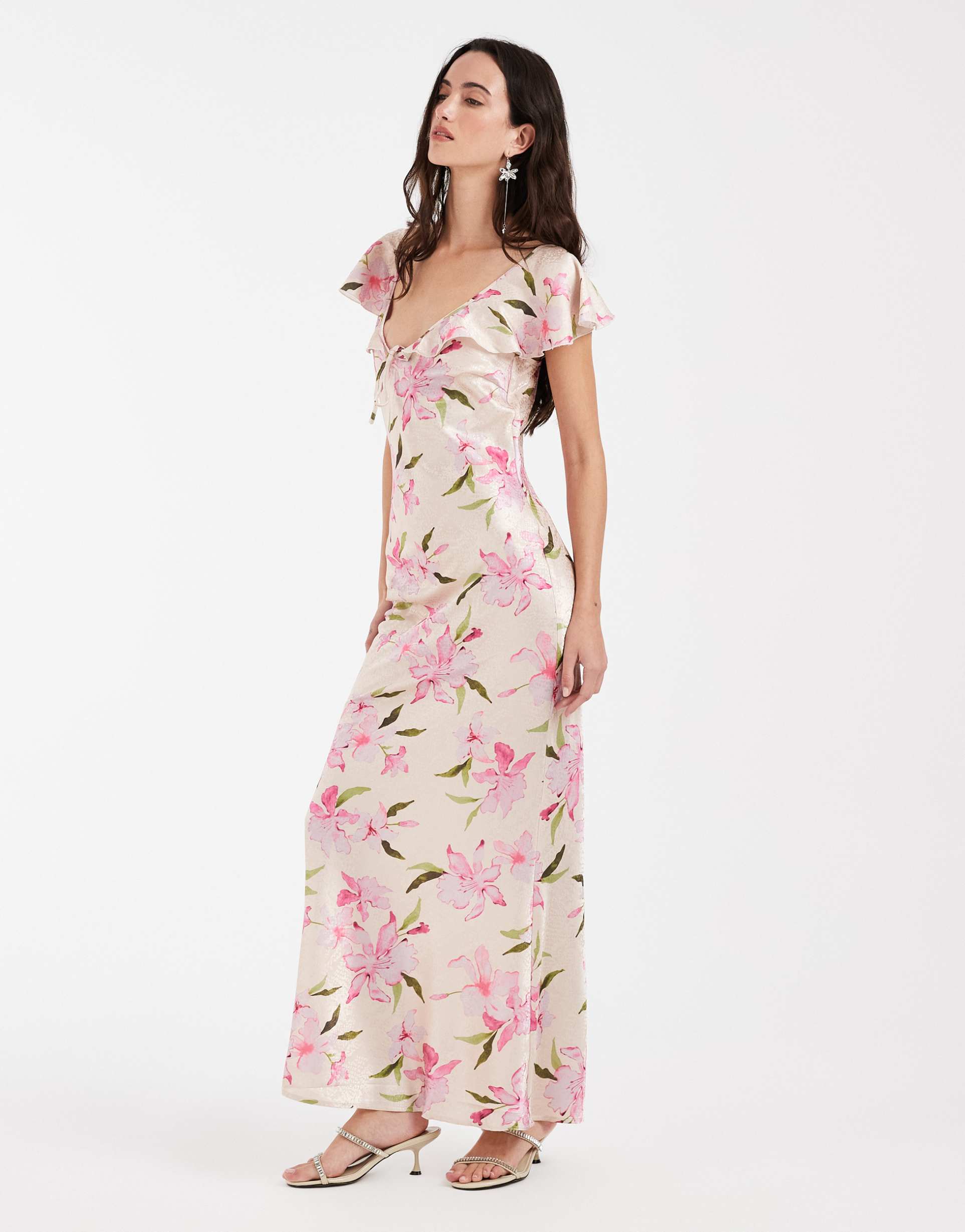 vero moda flutter sleeve satin maxi dress in cream based pink floral print