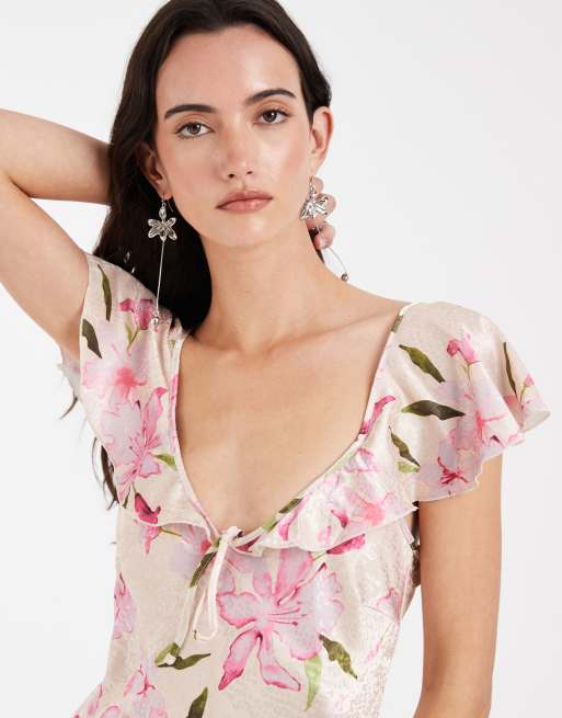 Vero Moda flutter sleeve satin maxi dress in cream based pink floral print  | ASOS
