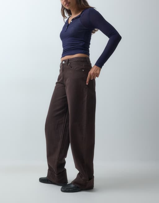 Vero Moda Fonda jean à taille mi-haute à jambe barrel avec revers en denim marron chocolat, 2 de 5