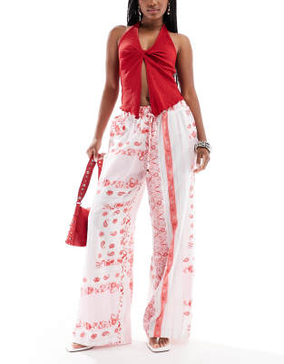 Vero Moda - Freizeithose mit weitem Bein und Bandana-Print in Rosa
