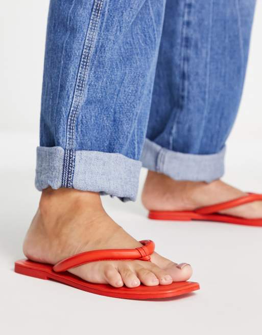 Vero Moda – Gepolsterte Zehenstegsandale aus Leder in leuchtendem Rot