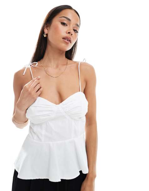 Vero Moda – Gerafftes Camisole in Weiß mit Körbchen und Schößchensaum - view 1