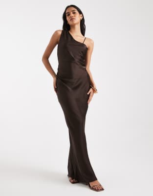 Vero Moda - Gerafftes Satin-Maxikleid in Schokoladenbraun mit asymmetrischem Schulterdetail-Brown