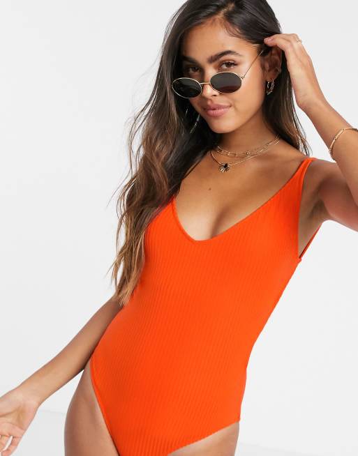 Vero Moda - Geribbeld badpak met V-hals en open achterkant in oranje
