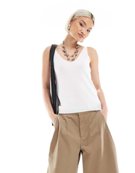 Vero Moda - Geribbelde gebreide camitop met V-hals in wit - view 1