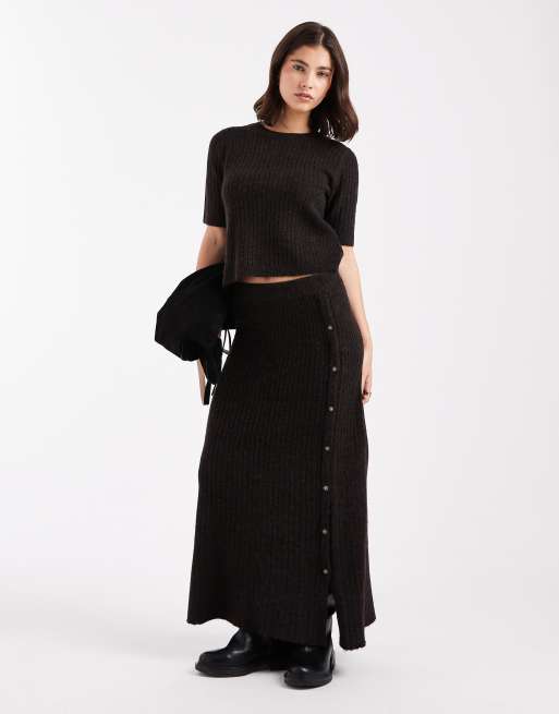 Vero Moda - Geribbelde gebreide midirok met knopen aan de zijkant in gemêleerd chocoladebruin, deel van co-ord set, 2 van 5