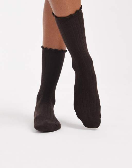 Vero Moda – Gerippte Rüschensocken in Schokobraun, 2 von 3