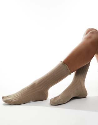 Vero Moda - Gerippte Socken in Beige mit Rüschen-Weiß