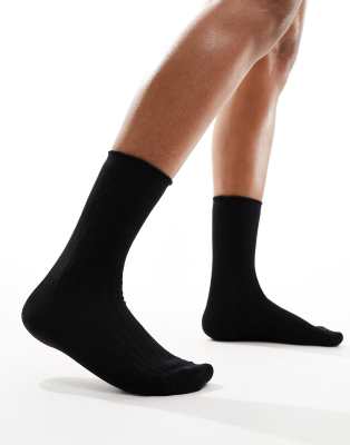 Vero Moda - Gerippte Socken in Schwarz mit Rüschen