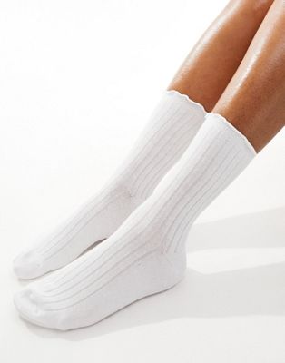 Vero Moda – Gerippte Socken in Weiß mit Rüschen | ASOS