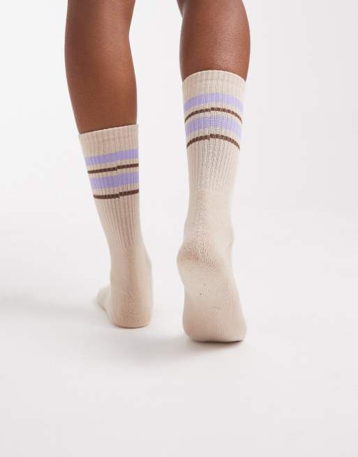 Vero Moda – Gerippte Sportsocken in Hellbeige mit lavendelfarbenen und braunen Streifen, 2 von 3