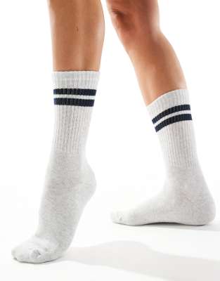 Vero Moda - Gerippte Sportsocken in Weiß und Marineblau