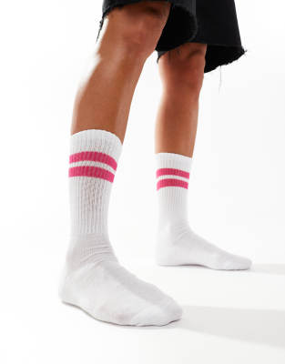 Vero Moda - Gerippte Sportsocken in Weiß und Rosa