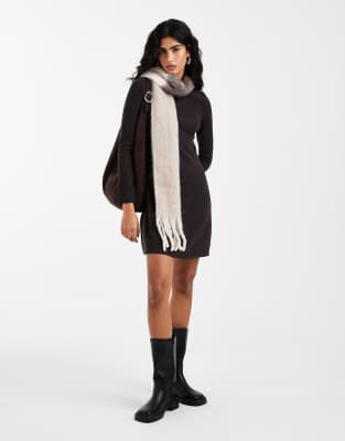 Vero Moda - Geripptes Mini-Strickkleid in Schokobraun mit Stehkragen-Schwarz