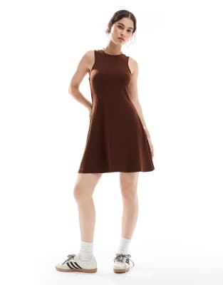 Vero Moda - Geripptes Minikleid in Schokobraun mit Ringerrücken