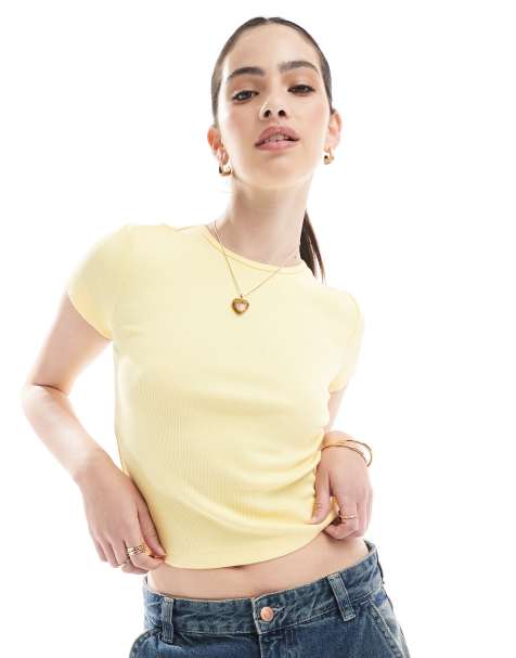 Vero Moda – Geripptes T-Shirt in der Farbe Zitronen-Baiser mit Rundhalsausschnitt - view 1