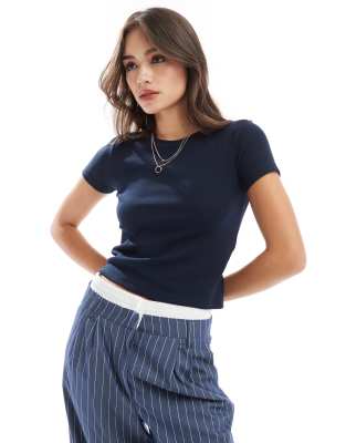 Thumbnail - Vero Moda - Geripptes T-Shirt in Marineblau mit Rundhalsausschnitt