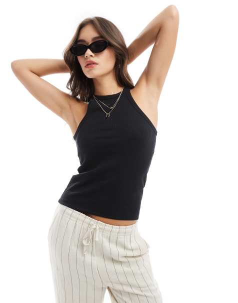Vero Moda – Geripptes Trägertop in Schwarz mit Ringerrücken - view 1